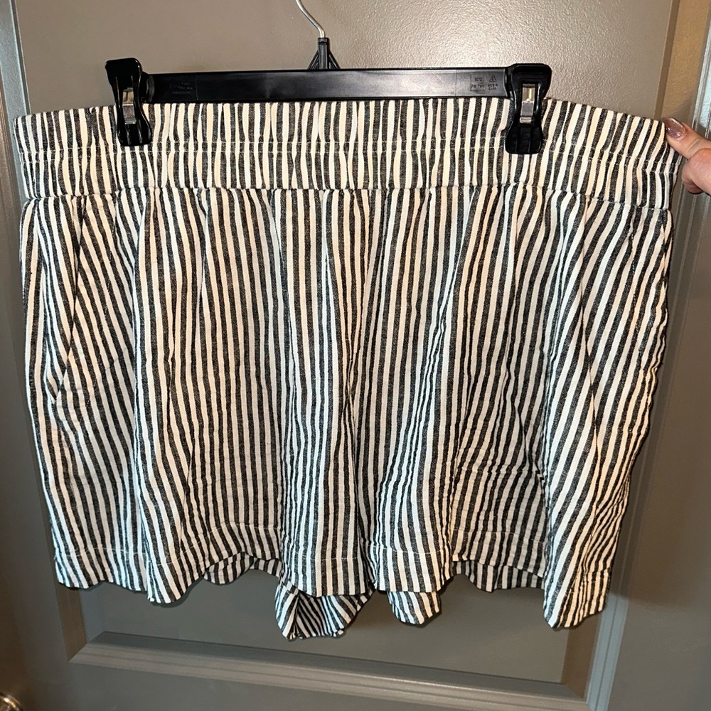Casual linen like shorts